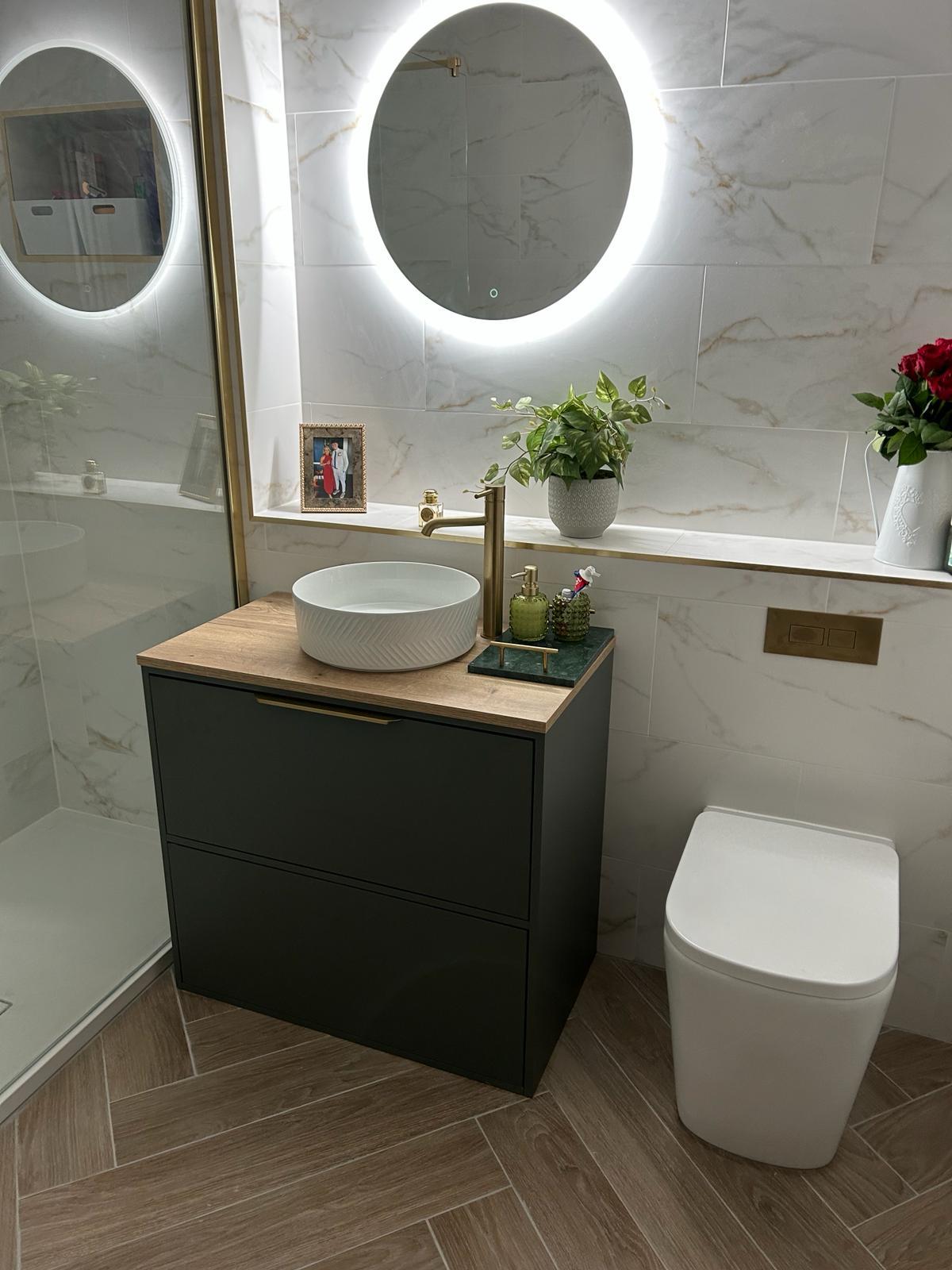 A Stunning Sleek Bathroom Space